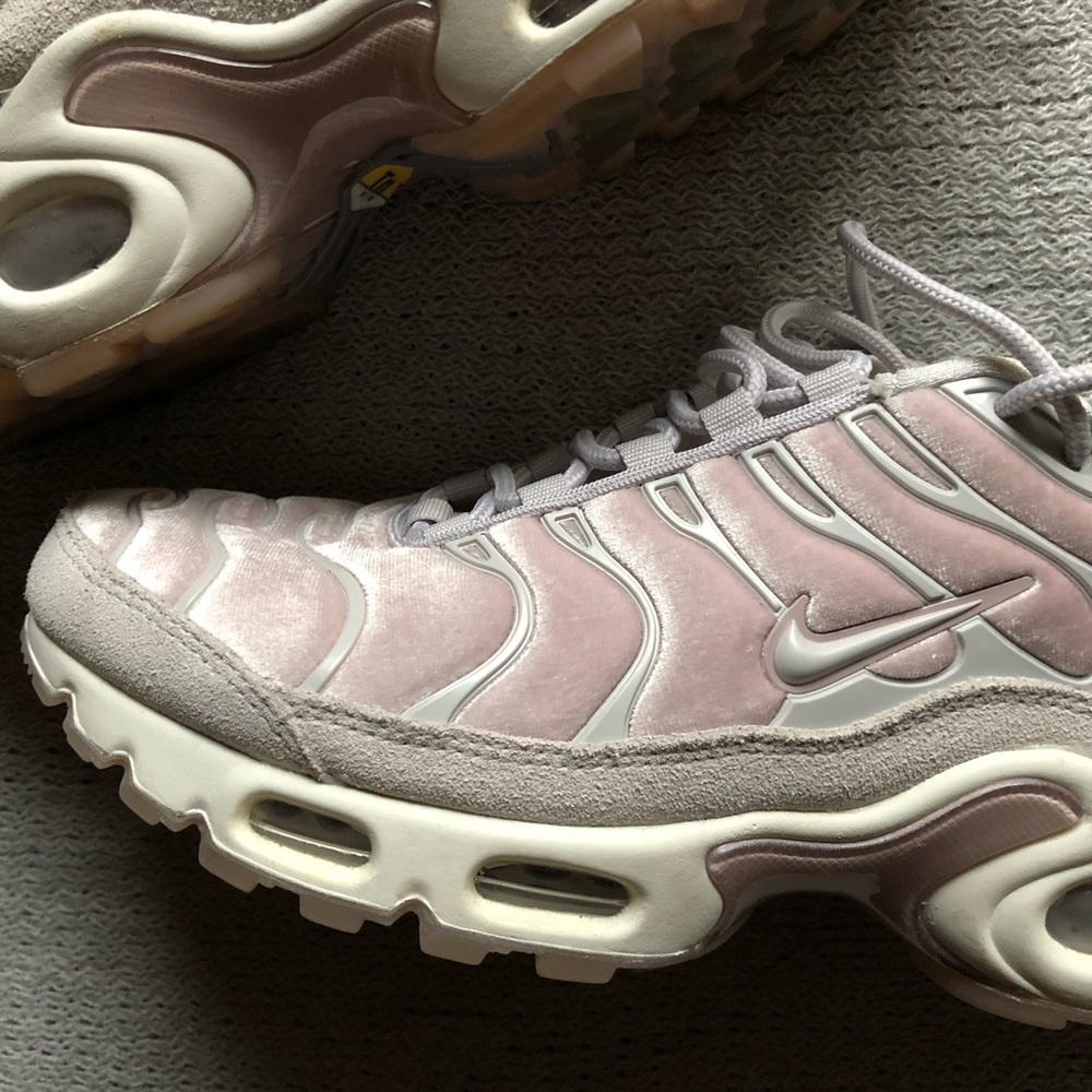 Nike pink velvet air max plus Lux sneakers size 6